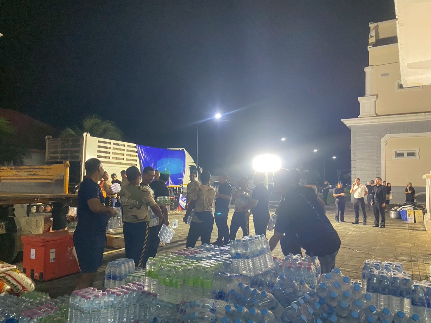 LINE_ALBUM_บริจาคน้ำท่วมสงขลา_251127_3