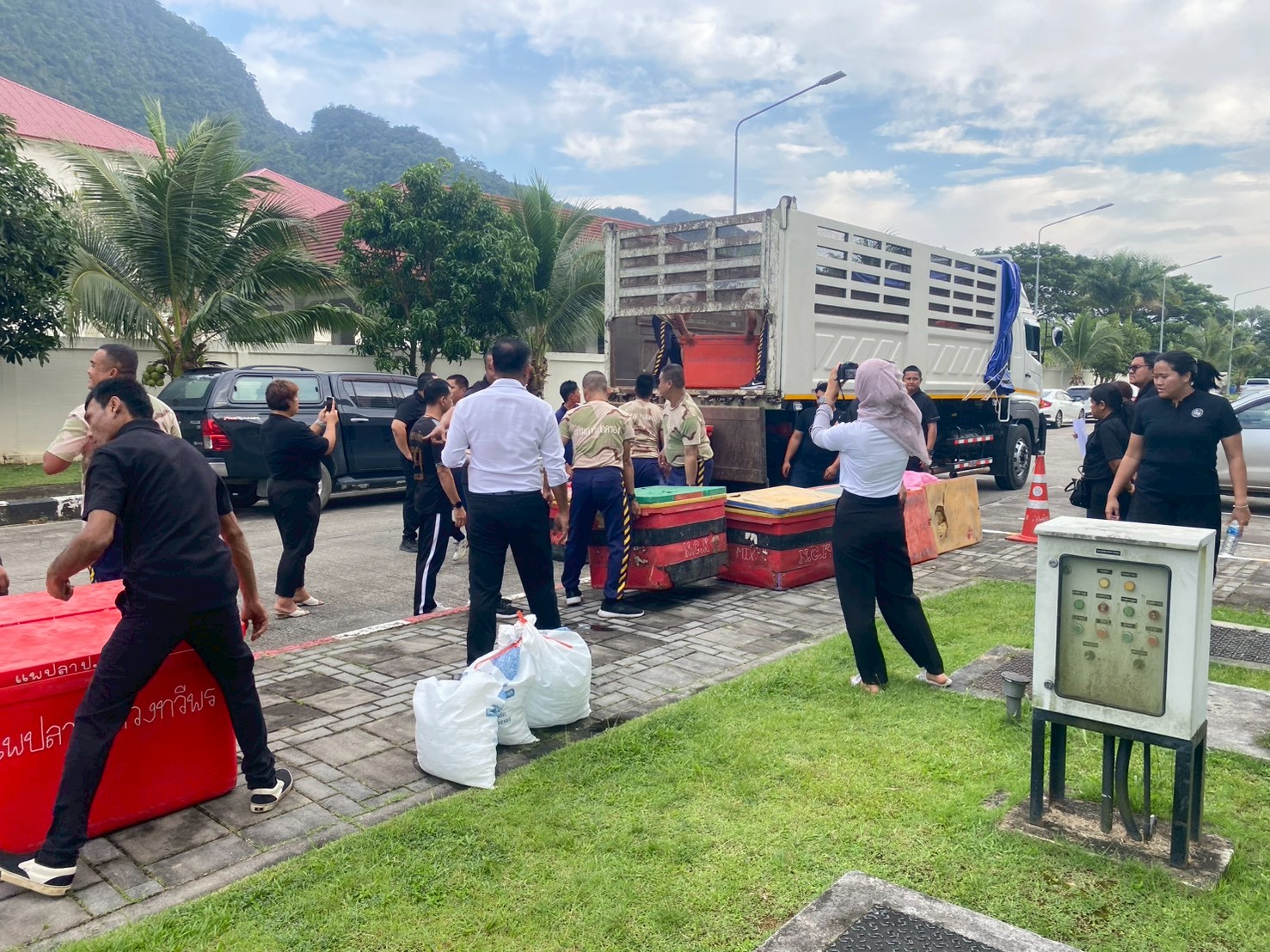 LINE_ALBUM_บริจาคน้ำท่วมสงขลา_251127_9